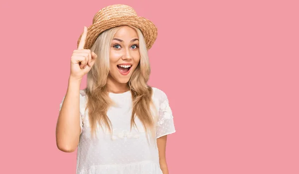 Junge Blondine Mit Sommermütze Zeigt Mit Erhobenem Zeigefinger Auf Erfolgreiche — Stockfoto