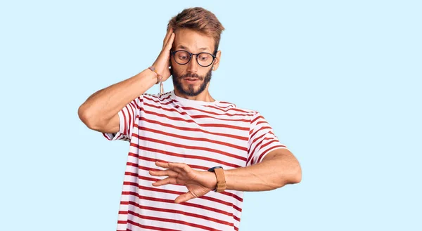 Knappe Blonde Man Met Baard Casual Kleding Bril Kijkend Naar — Stockfoto