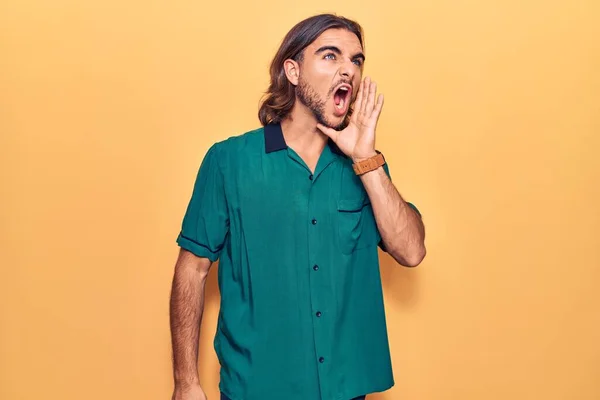 Homem Bonito Jovem Vestindo Roupas Casuais Gritando Gritando Alto Para — Fotografia de Stock