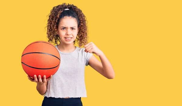 Kıvırcık Saçlı Güzel Bir Kız Basketbol Topu Tutuyor Öfkeyle Bağırıyor — Stok fotoğraf