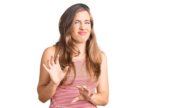 Hermosa Mujer Joven Caucásica Con Ropa Casual Expresión Disgustada Disgustada — Foto de Stock