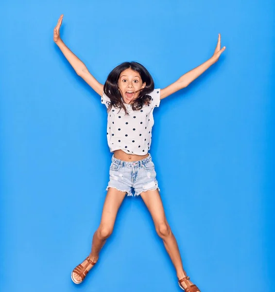 Schattig Latijns Amerikaans Meisje Met Casual Kleding Die Vrolijk Lacht — Stockfoto