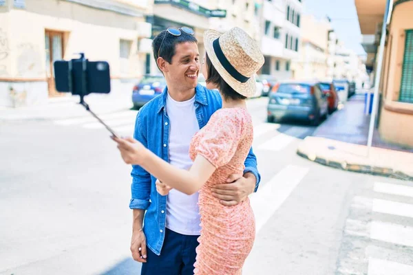 Casal Bonito Sorrindo Feliz Fazendo Selfie Pelo Smartphone Rua Cidade — Fotografia de Stock