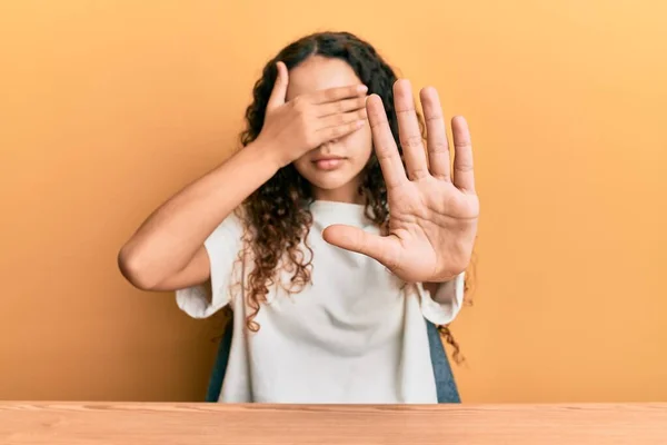 Adolescente Hispana Vestida Con Ropa Casual Sentada Mesa Cubriendo Los — Foto de Stock