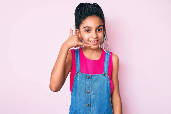 Jong Afrikaans Amerikaans Meisje Kind Met Vlechten Casual Kleding Roze — Stockfoto