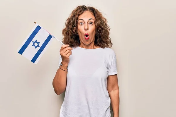 Idade Média Bela Mulher Patriótica Segurando Bandeira Israel Sobre Isolado — Fotografia de Stock