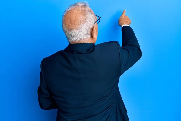 Senior Kaukasische Man Draagt Zakenpak Stropdas Poseren Achteruit Wijzen Vooruit — Stockfoto