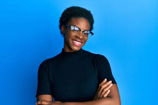 Ung Afrikansk Amerikansk Flicka Klädd Avslappnade Kläder Och Glasögon Glad — Stockfoto