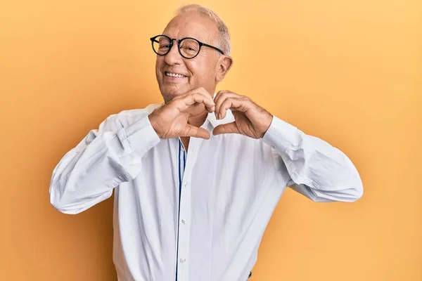 Uomo Anziano Caucasico Indossa Abiti Casual Occhiali Sorridenti Amore Facendo — Foto Stock