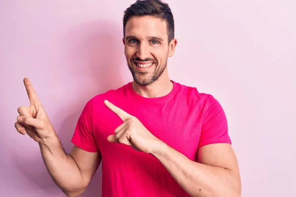 Joven Hombre Guapo Con Camiseta Casual Pie Sobre Fondo Rosa —  Fotos de Stock