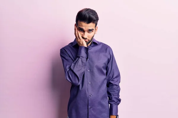 Joven Hombre Guapo Con Barba Llevando Camisa Casual Pensando Que —  Fotos de Stock