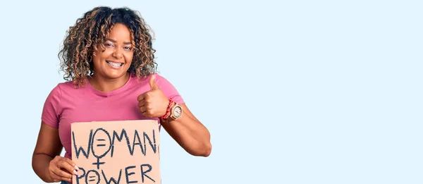 Młoda Afroamerykanka Rozmiar Kobieta Trzyma Kobieta Power Banner Uśmiechając Szczęśliwy — Zdjęcie stockowe