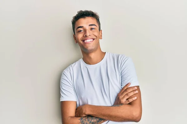 Junger Gutaussehender Afrikanisch Amerikanischer Mann Lässigem Weißem Shirt Mit Fröhlichem — Stockfoto
