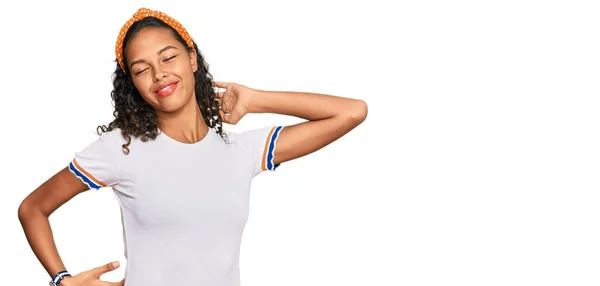 Ung Afrikansk Amerikansk Flicka Bär Casual Kläder Sträcker Sig Tillbaka — Stockfoto