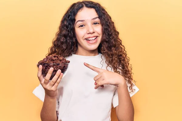 Bella Bambina Con Capelli Ricci Che Tiene Cereali Cioccolato Sorridente — Foto Stock