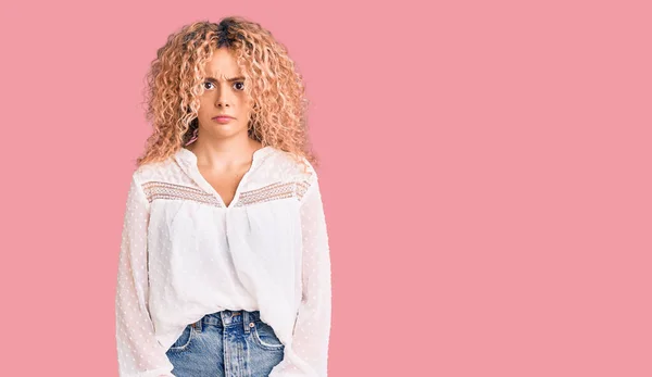 Mulher Loira Jovem Com Cabelo Encaracolado Vestindo Camisa Verão Elegante — Fotografia de Stock