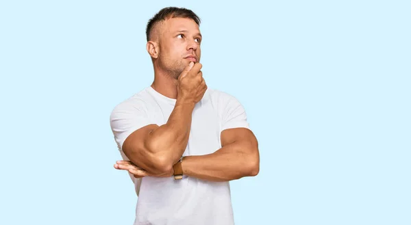 Handsome Muscle Man Wearing Casual White Tshirt Hand Chin Thinking — Stock Photo, Image