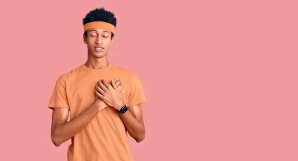 Jovem Afro Americano Vestindo Roupas Esportivas Sorrindo Com Mãos Peito — Fotografia de Stock