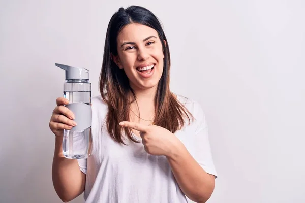 Jovem Bela Morena Bebendo Garrafa Água Sobre Fundo Branco Isolado — Fotografia de Stock