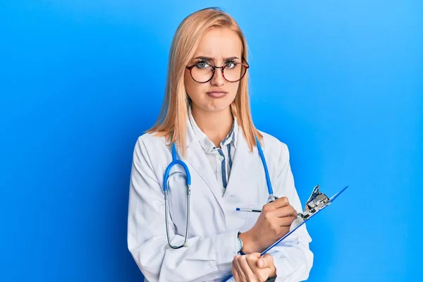 Krásná Běloška Blondýnka Doktorském Stetoskopu Drží Podložku Skeptickou Nervózní Mračí — Stock fotografie