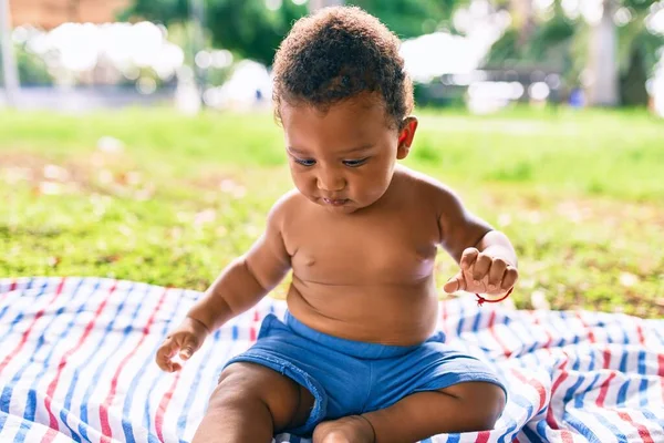 Entzückendes Afrikanisch Amerikanisches Kleinkind Sitzt Auf Dem Rasen Park — Stockfoto