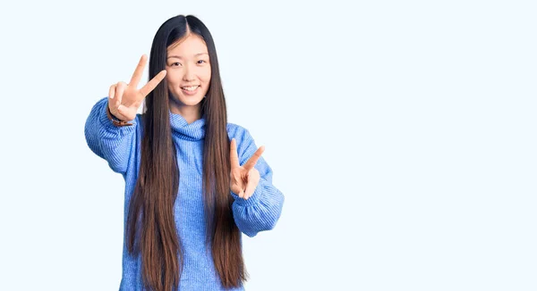 Jonge Mooie Chinese Vrouw Draagt Casual Coltrui Glimlachend Naar Camera — Stockfoto