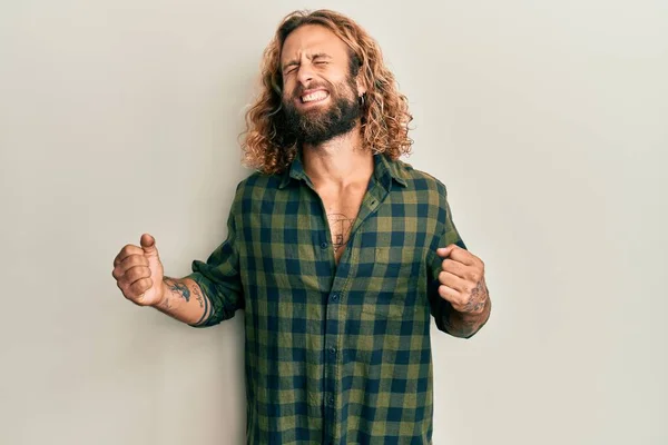 Knappe Man Met Baard Lang Haar Casual Kleding Opgewonden Voor — Stockfoto