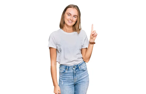 Bella Giovane Donna Bionda Che Indossa Casual Shirt Bianca Puntando — Foto Stock