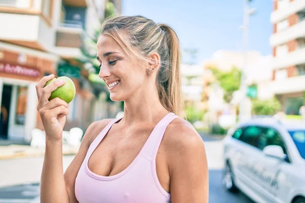 Mladý Blondýny Sportovní Dívka Usměvavý Šťastný Držení Zelené Jablko Ulici — Stock fotografie