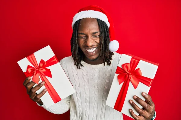 Africano Americano Com Tranças Vestindo Chapéu Natal Segurando Presentes Sorrindo — Fotografia de Stock