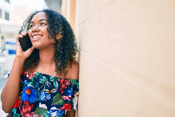 Kıvırcık Saçlı Açık Havada Mutlu Gülümseyen Telefonda Konuşan Afro Amerikalı — Stok fotoğraf