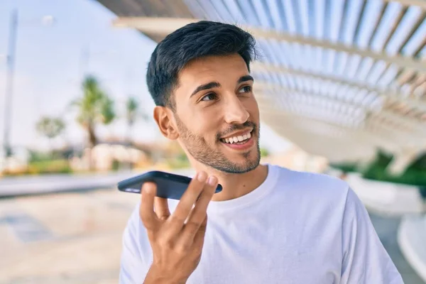 Genç Latin Adam Gülümsüyor Şehirdeki Akıllı Telefonu Kullanarak Sesli Mesaj — Stok fotoğraf