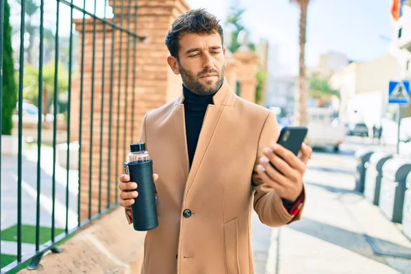 Bonito Homem Negócios Usando Jaqueta Elegante Usando Smartphone Livre — Fotografia de Stock
