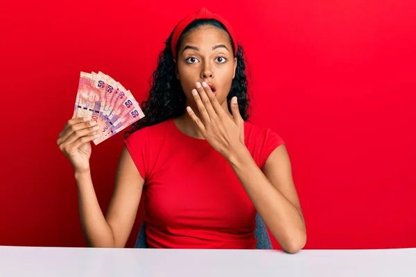 Junge Afroamerikanerin Mit Südafrikanischen Rand Banknoten Auf Dem Tisch Sitzend — Stockfoto