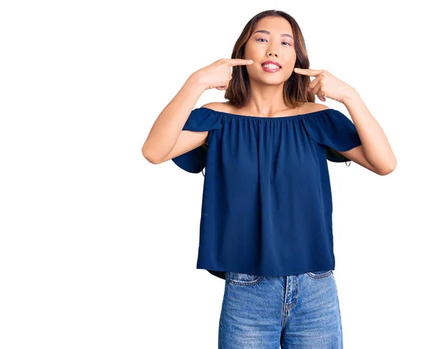 Menina Chinesa Bonita Nova Vestindo Roupas Casuais Sorrindo Alegre Mostrando — Fotografia de Stock