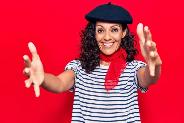 Schöne Frau Mittleren Alters Mit Französischer Baskenmütze Die Die Kamera — Stockfoto