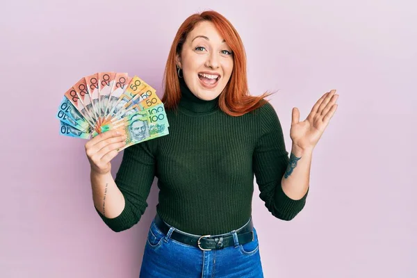 Mulher Ruiva Bonita Segurando Dólares Australianos Celebrando Realização Com Sorriso — Fotografia de Stock