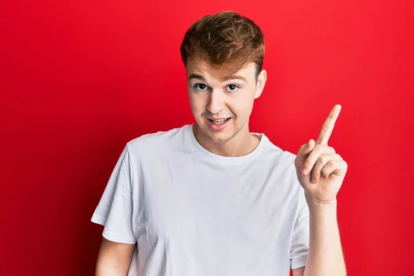 Junger Kaukasischer Mann Lässigem Weißem Shirt Der Mit Einer Idee — Stockfoto