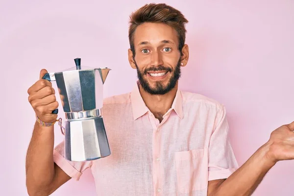 Snygg Kaukasisk Man Med Skägg Innehav Italiensk Kaffebryggare Firar Prestation — Stockfoto