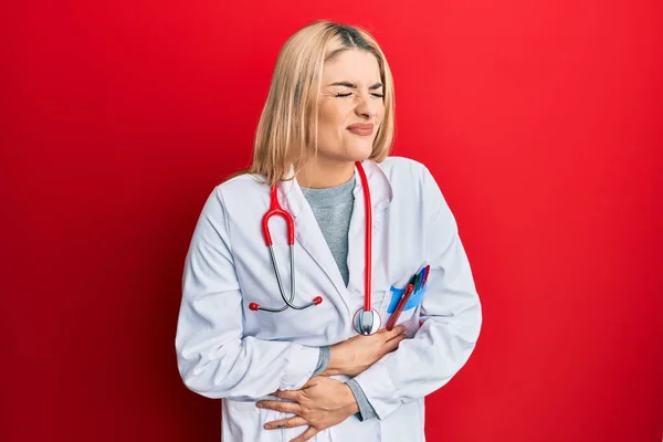 Młoda Biała Kobieta Mundurze Lekarza Stetoskopie Ręką Brzuchu Ponieważ Nudności — Zdjęcie stockowe