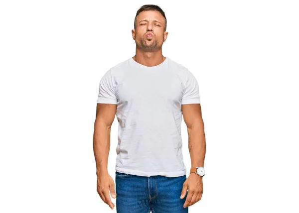 Schöner Muskelmann Lässigem Weißem Shirt Das Wangen Mit Lustigem Gesicht — Stockfoto