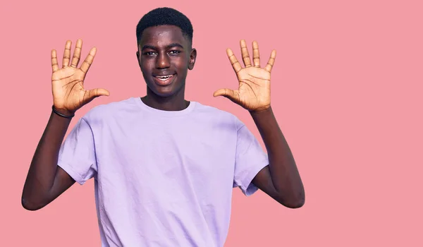 Молодой Африканский Американец Одетый Повседневную Одежду Показывает Пальцем Номер Десять — стоковое фото