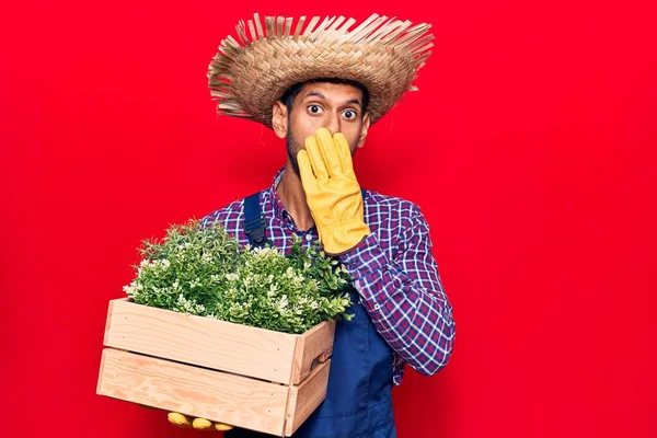 Çiftçilik Şapkası Önlük Takan Genç Latin Adam Elinde Saksıyla Ağzını — Stok fotoğraf
