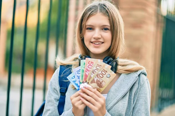 Όμορφη Καυκάσιος Έφηβος Φοιτητής Χρησιμοποιώντας Ακουστικά Κρατώντας Καναδικά Δολάρια Στην — Φωτογραφία Αρχείου
