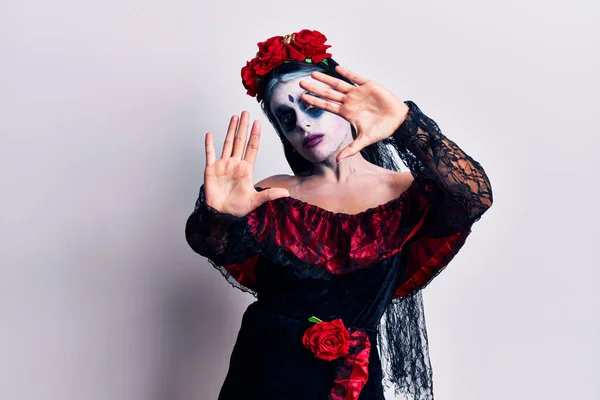 Jovem Mulher Vestindo Dia Mexicano Maquiagem Morta Fazendo Moldura Usando — Fotografia de Stock