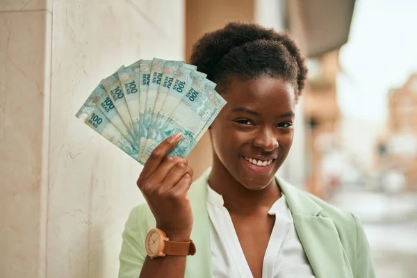 Joven Mujer Negocios Afroamericana Sonriendo Feliz Sosteniendo Billetes Reales Brasileños — Foto de Stock