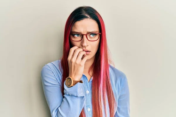 Mujer Caucásica Joven Que Usa Ropa Casual Gafas Que Ven —  Fotos de Stock