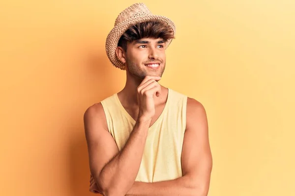 Joven Hispano Con Sombrero Verano Sonriendo Mirando Confiado Cámara Con — Foto de Stock