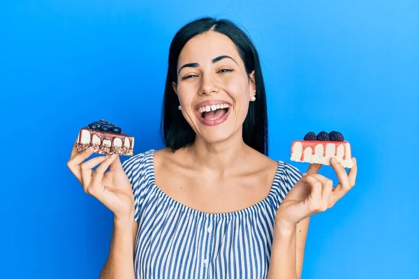 Hermosa Mujer Joven Sosteniendo Rebanadas Pastel Sonriendo Riendo Voz Alta —  Fotos de Stock