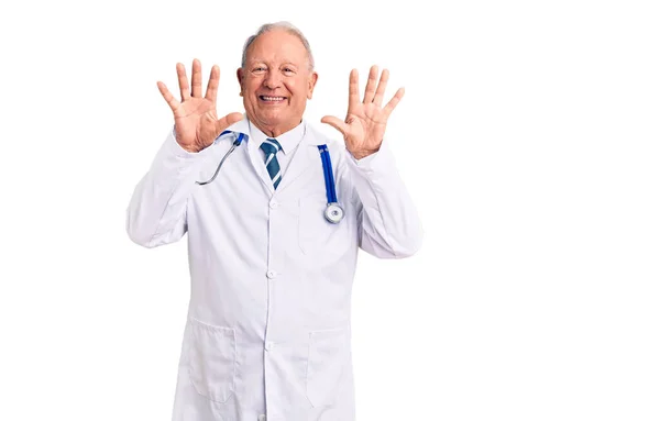 Älterer Gutaussehender Grauhaariger Mann Arztkittel Und Stethoskop Zeigt Und Zeigt — Stockfoto
